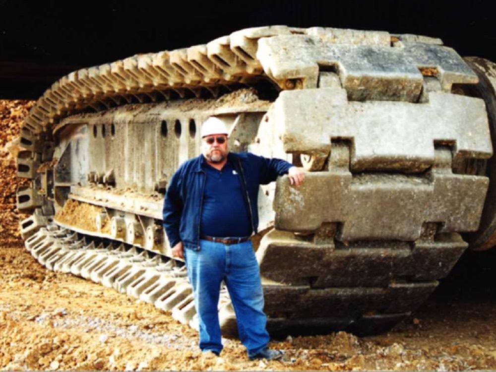 Real scale: a complete crawler assembly, cast and forged for large-scale mining.
