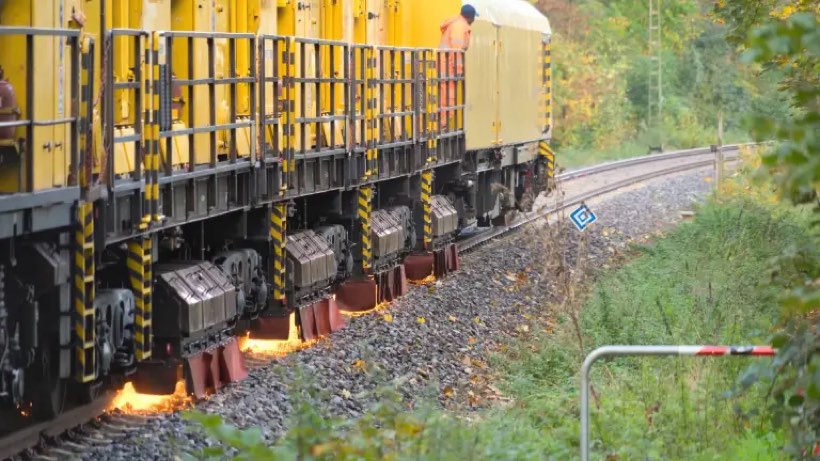 Tren esmerilador de riel en operación